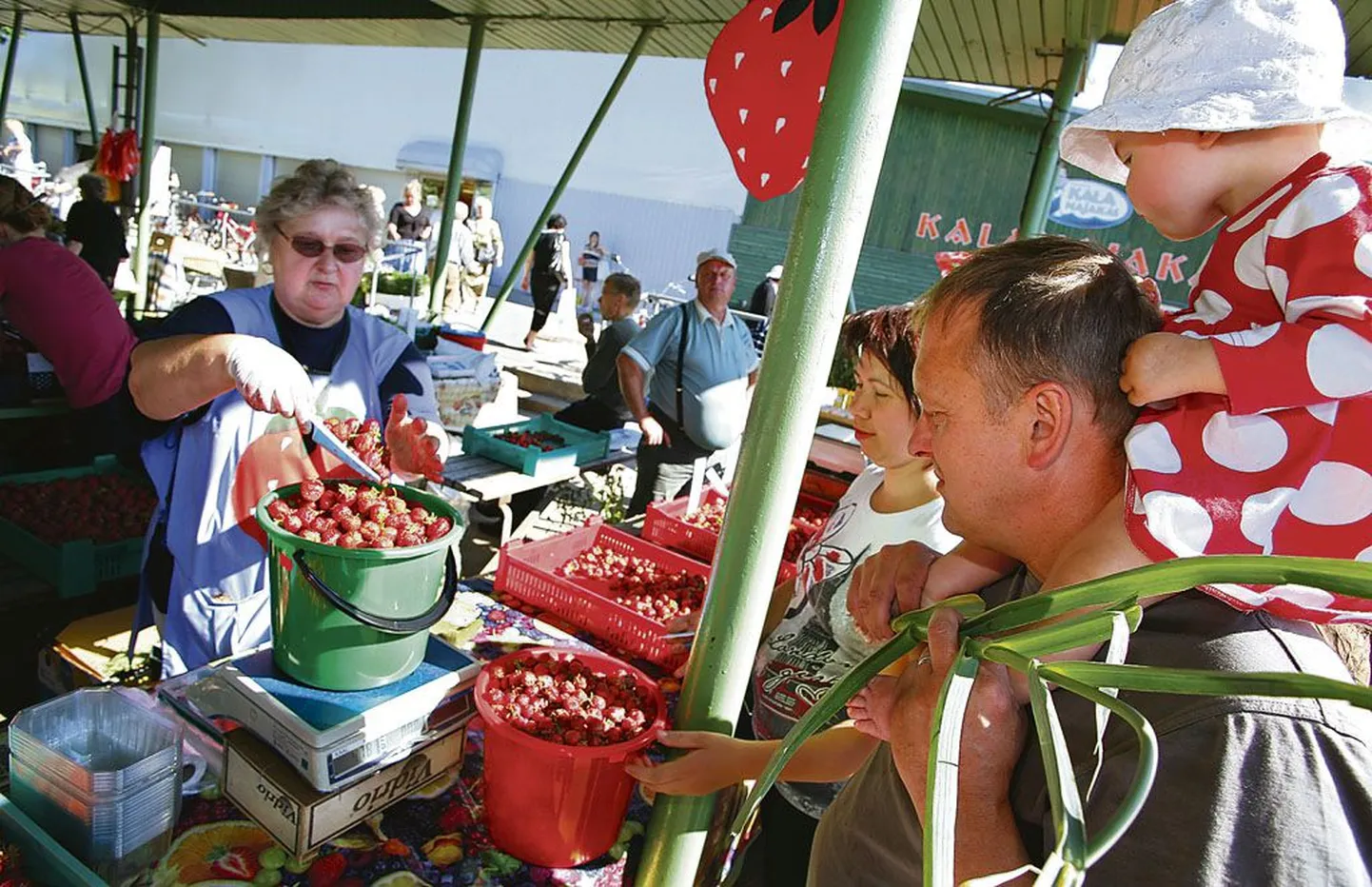 Perekond Naissaar ostis eile Vanal turul kümme kilo maasikaid. Pere kolm põngerjat maiustavad Helmes asuva Käre talu marjadega, mida maasikakasvataja Ermiine Põldma ise Pärnus müümas käib.