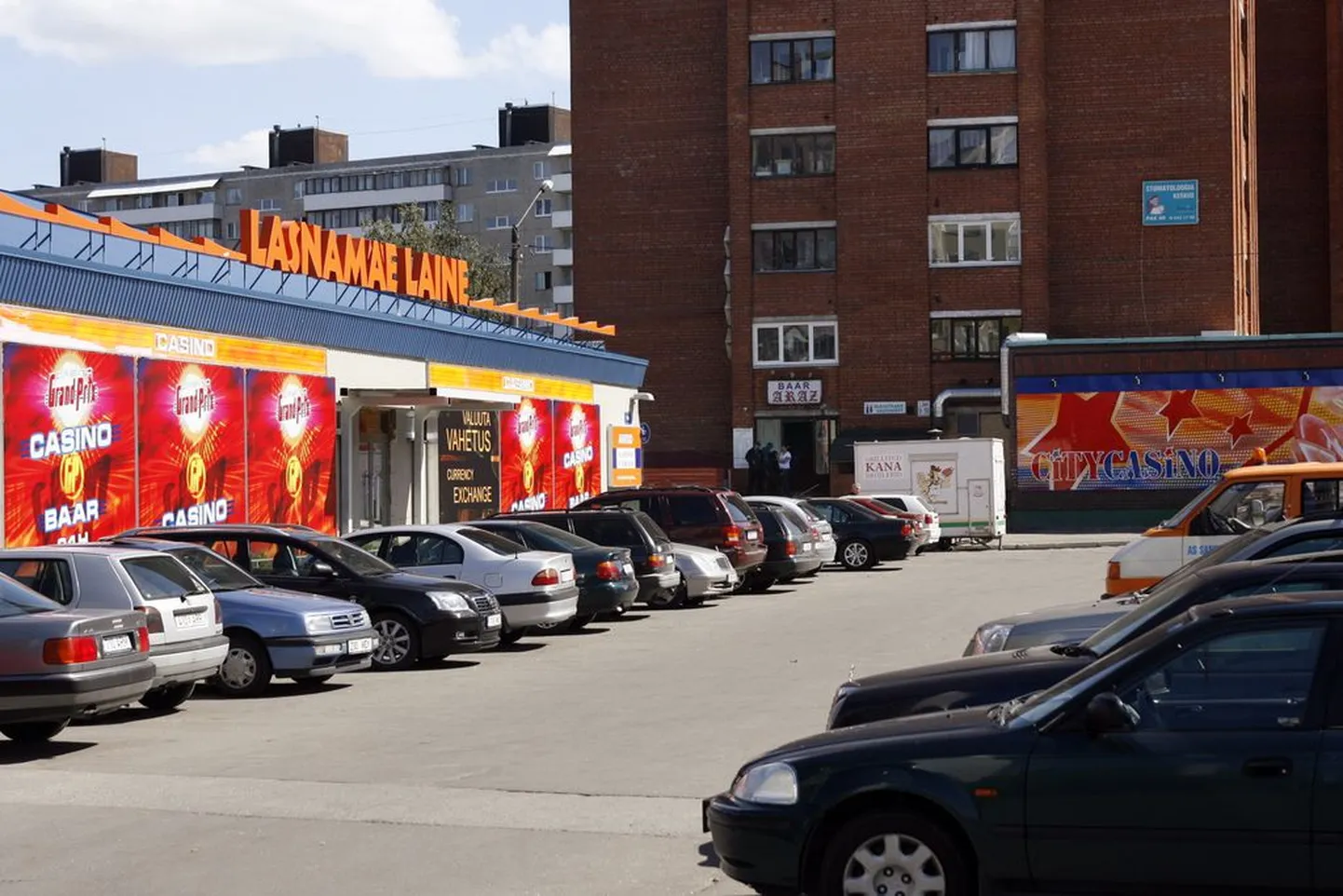 Lasnamäe Pae tänava turu juures asuvad praegu kõrvuti kaks kasiinot.