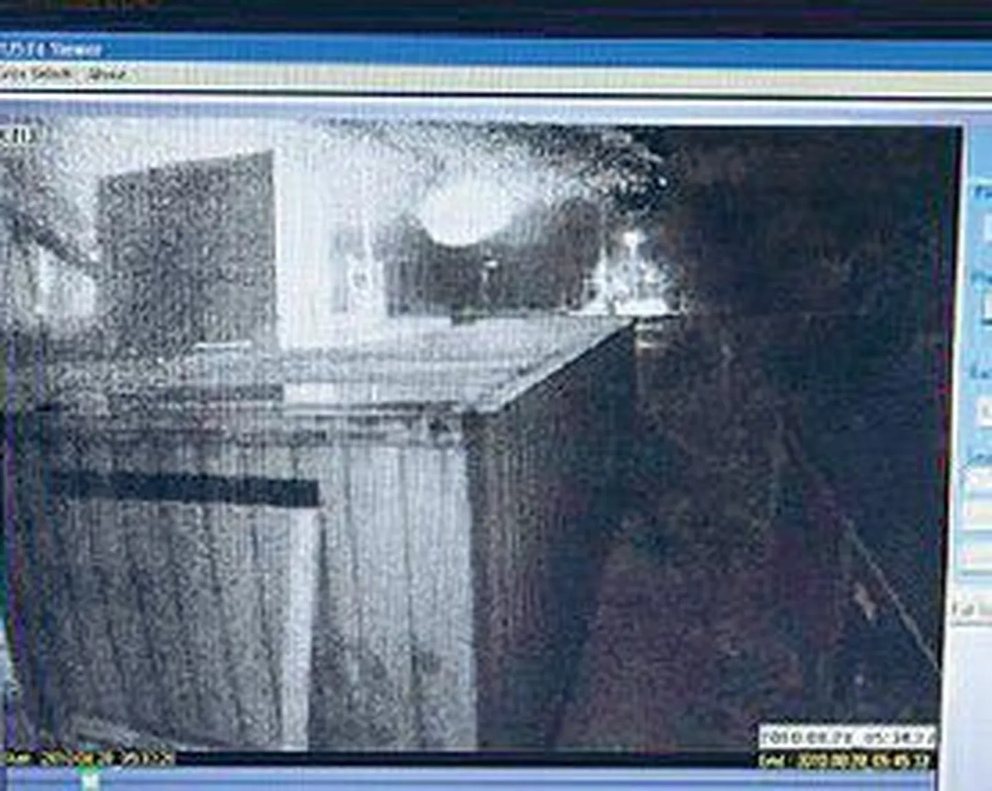 На записи камеры видеонаблюдения виден летающий объект в виде шара.