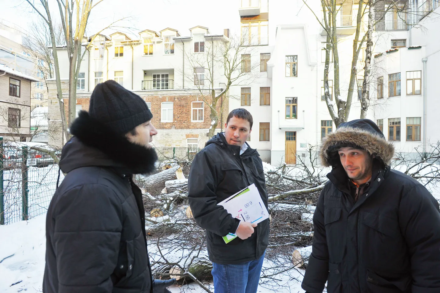Sakala Residentsi haldusfirma esindaja Marten Soots, YIT Ehituse projektijuht Aigar Kristovald ja objektijuht Tarmo Mill.