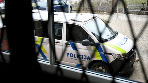 Policija pārbaudīs informāciju par Rīgā uz ielas izvietotu plakātu pret Izraēlas premjerministru
