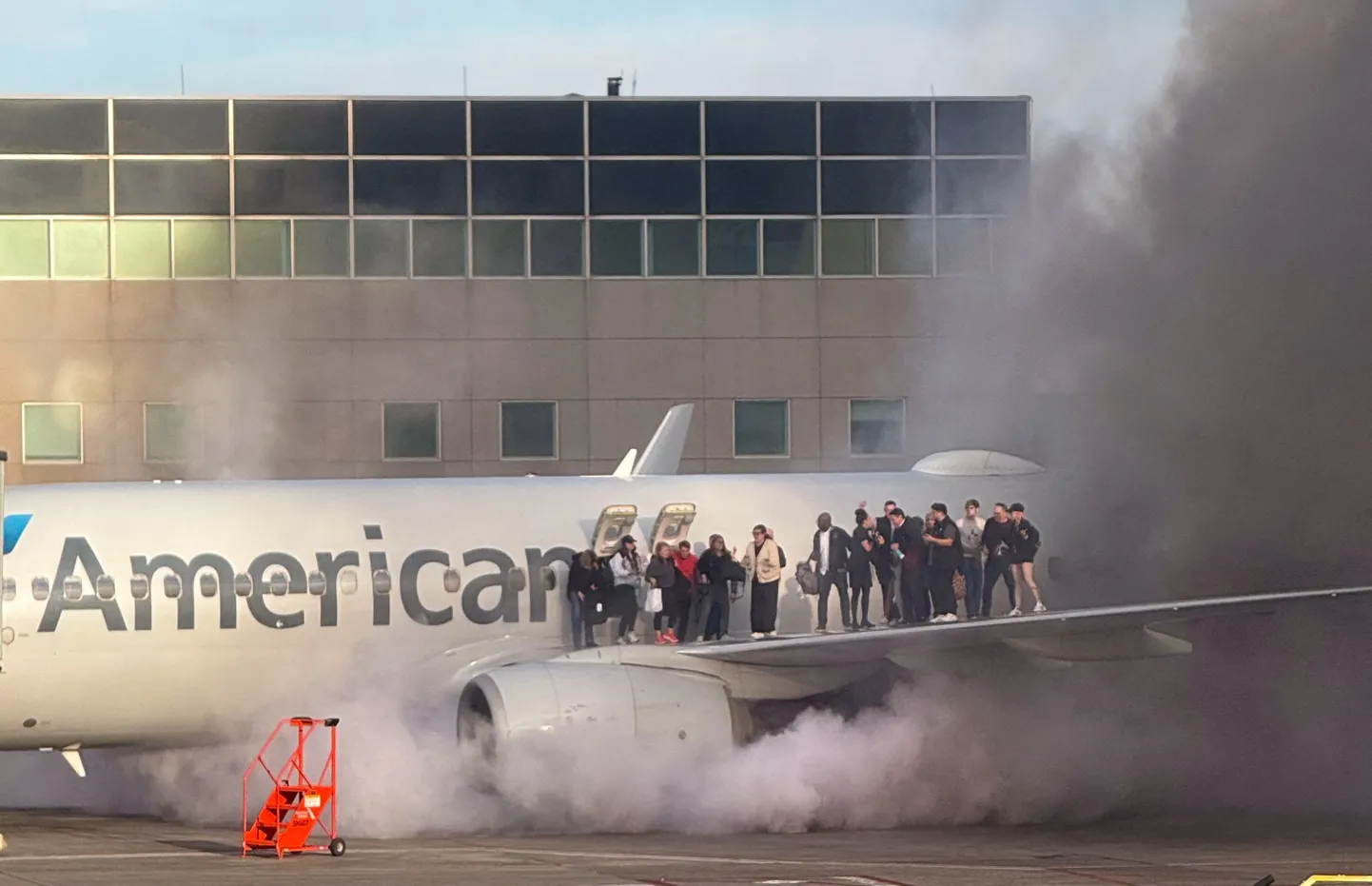 Inimesed neljapäeval Denveris evakueerumas põlevast American Airlinesi lennukist.