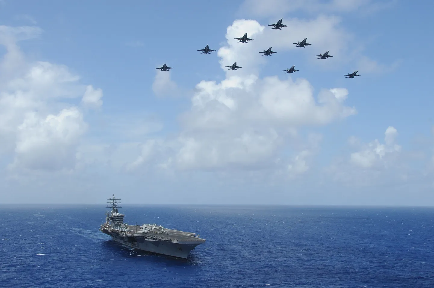 Истребители пролетают над авианосцем USS Dwight D. Eisenhower.