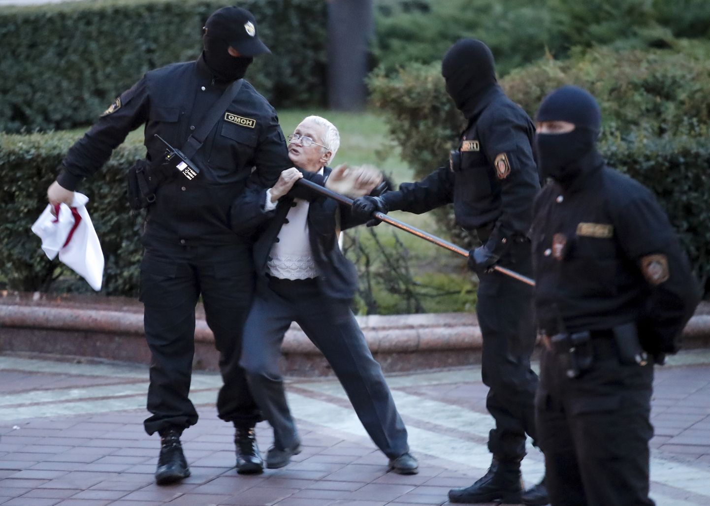 Opositsiooniaktivist Nina Baginskaja sattus 26. augustil Minskis rüselusse miilitsa eriüksuslastega.