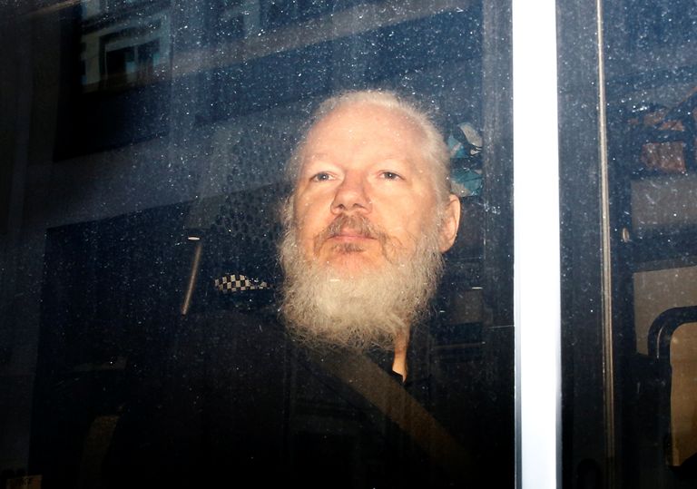 WikiLeaksi asutaja Julian Assange politseibussis pärast seda, kui Briti politsei ta Londonis 11. aprillil vahi alla võttis
