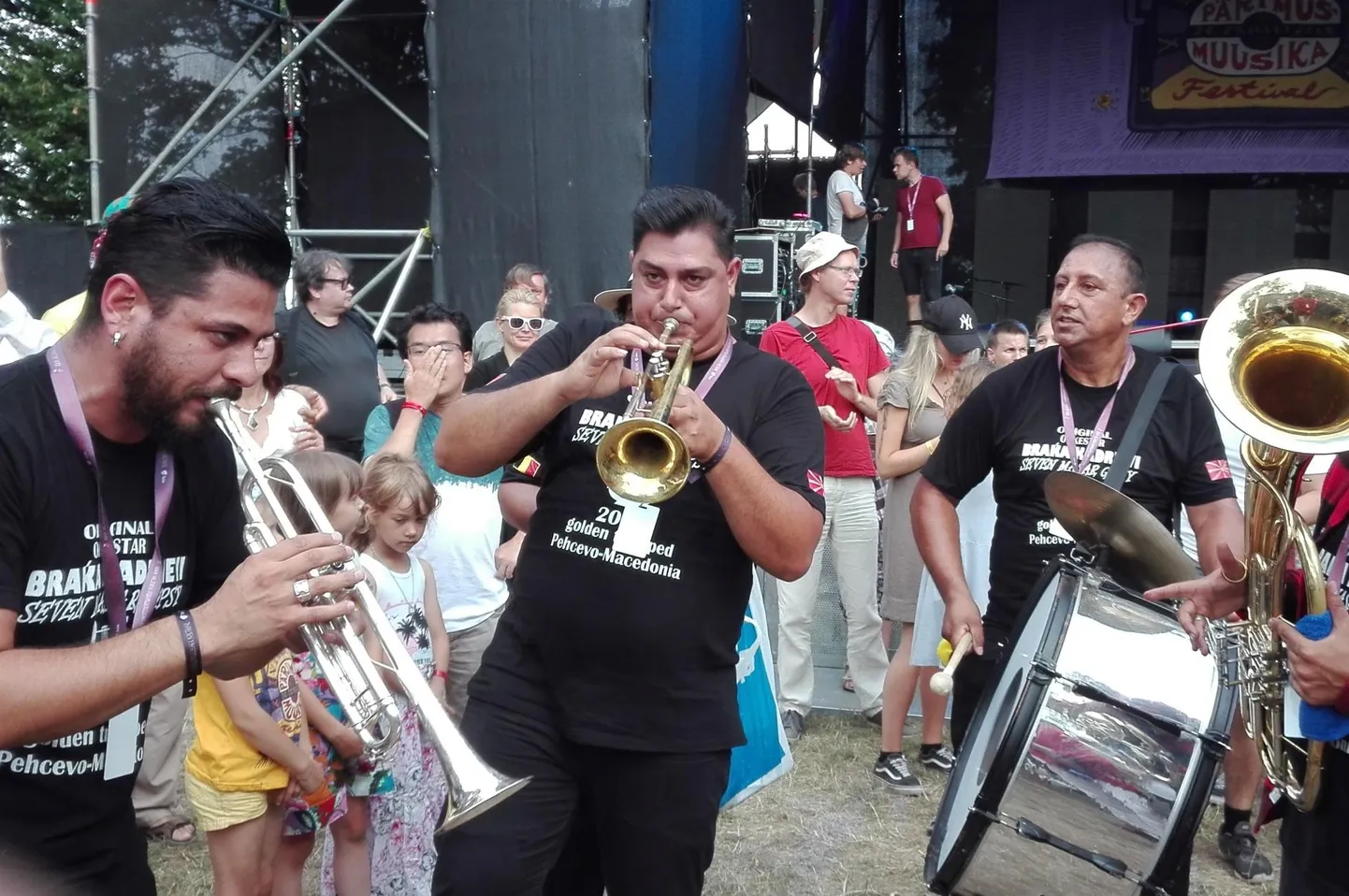 Makedoonia <em>brass-</em>bänd Kadrievi Orkestar tuli lavalt publiku sekka.