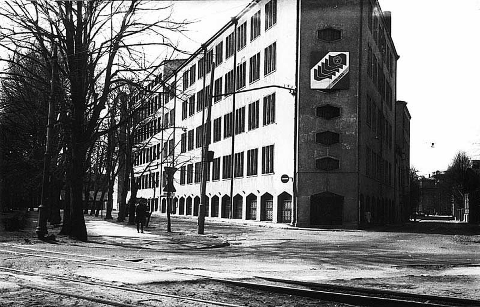 Arhitekt Eugen Habermanni 1926. aasta projekti järgi ehitatud ASi Rauaniit trikootööstus (Põhja puiestee 7) oli Eestis üks esimesi funktsionalistlikke ehitisi.