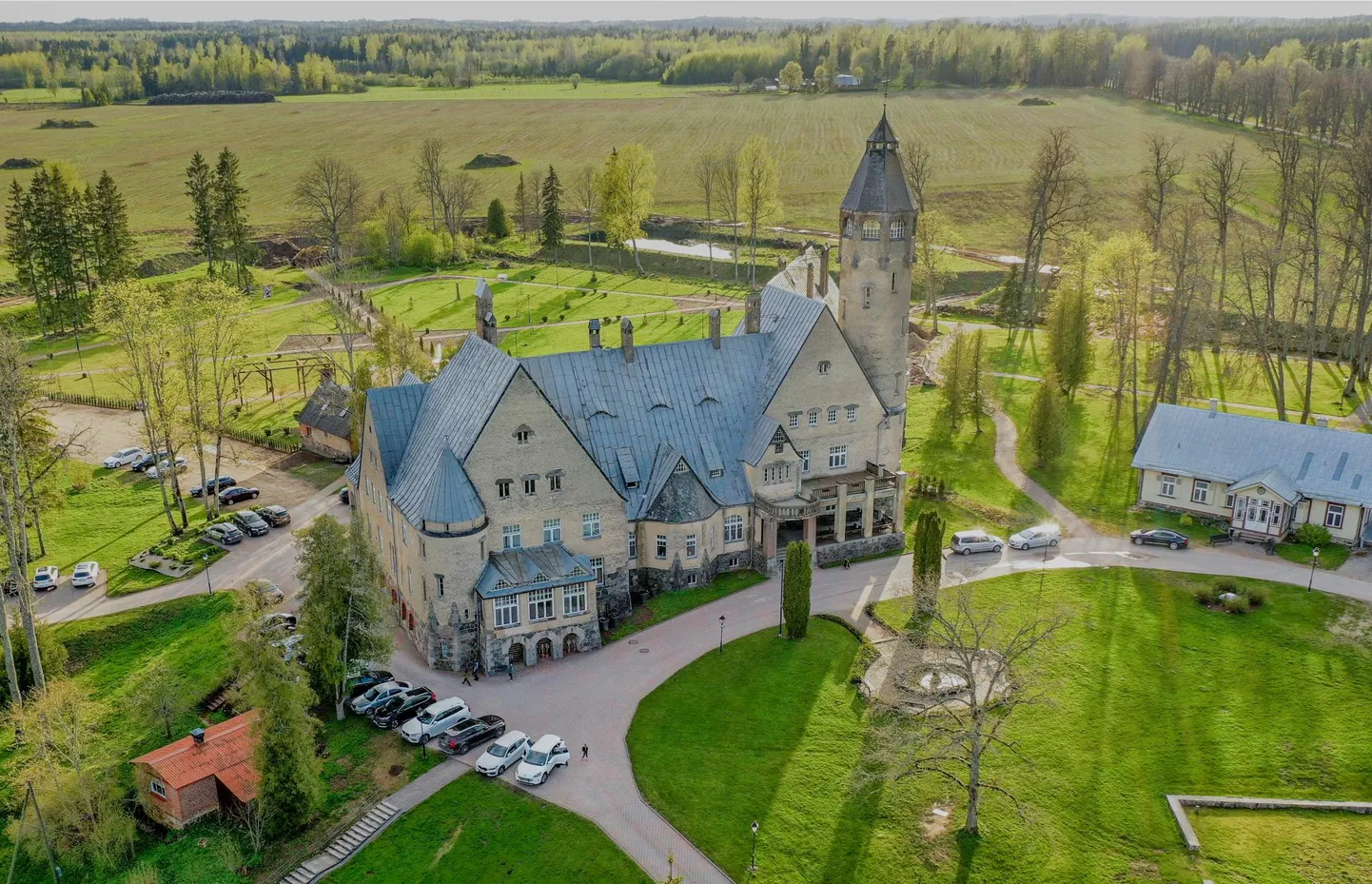 Taagepera loss, mida reklaamitakse Wagenküll nimega ning kus tegutseb hotell koos spaga. Pilt on illustratiivne