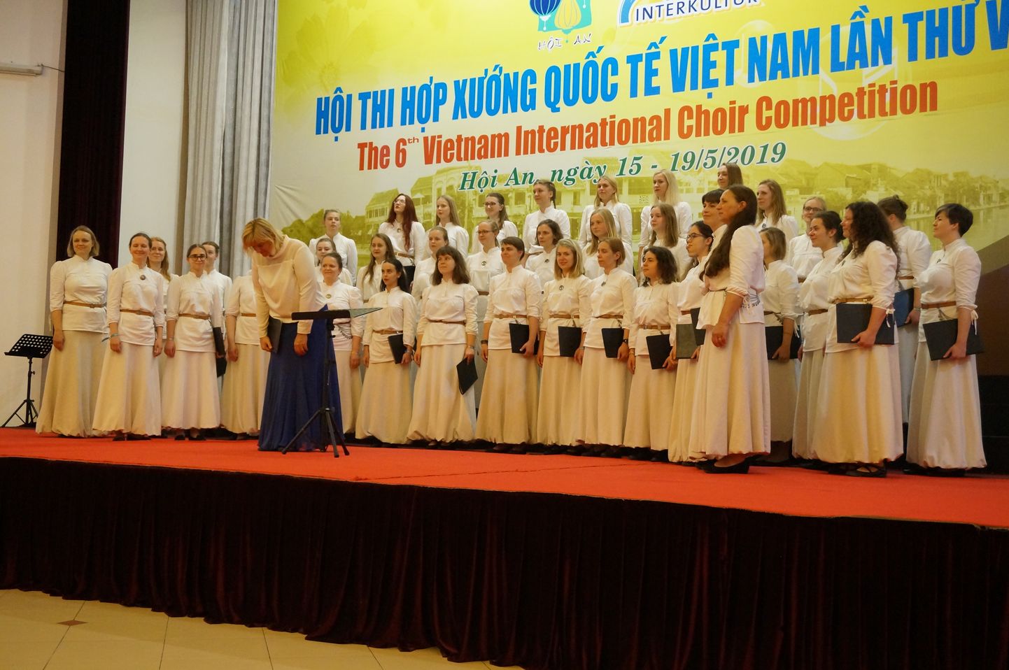 Tartu ülikooli akadeemiline naiskoor nautis edu koorikonkursil Vietnamis.