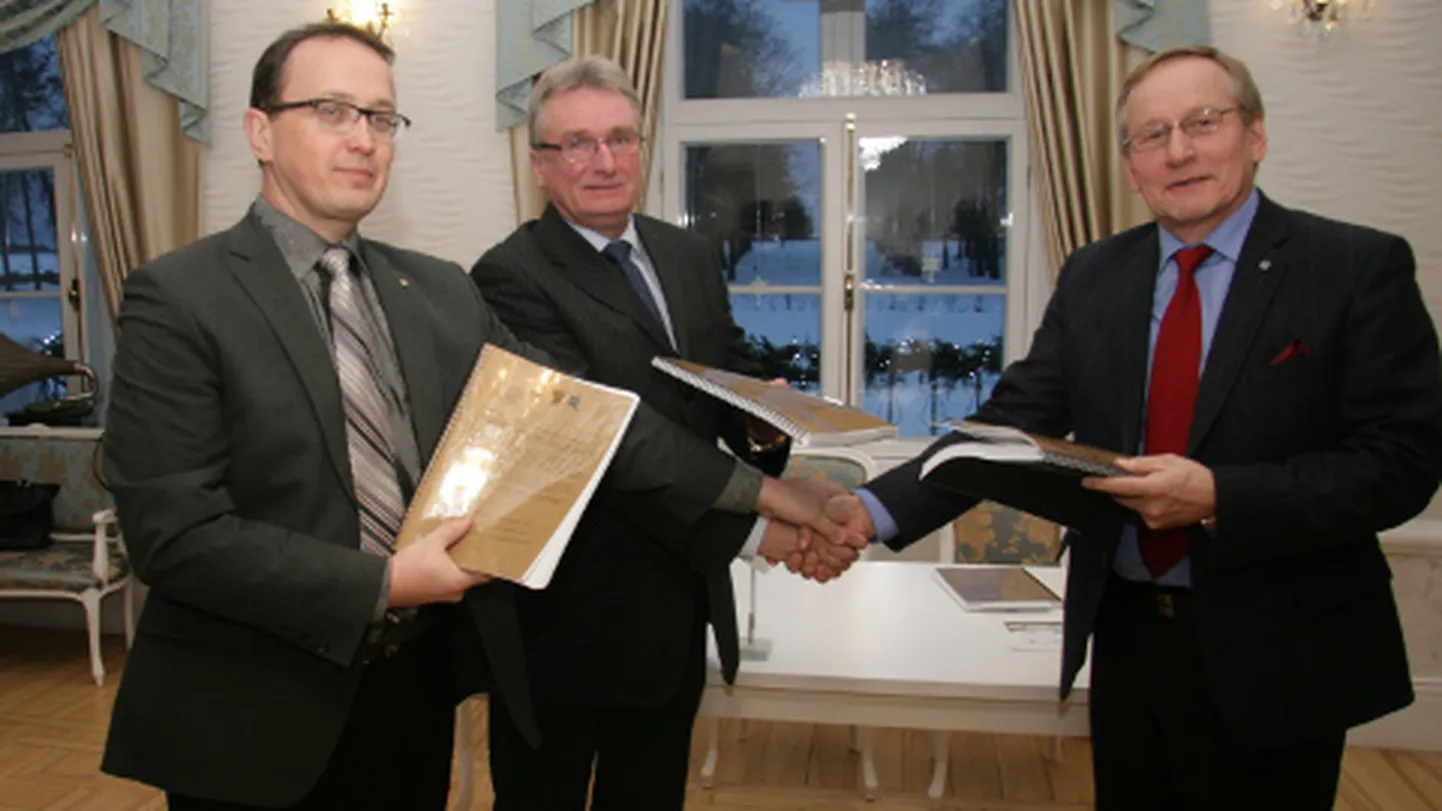 Tarmo Kütil (vasakult), Roland Peetsil ja Arno Rossmanil on põhjust rahul olla: ühinemisleping sai valmis.