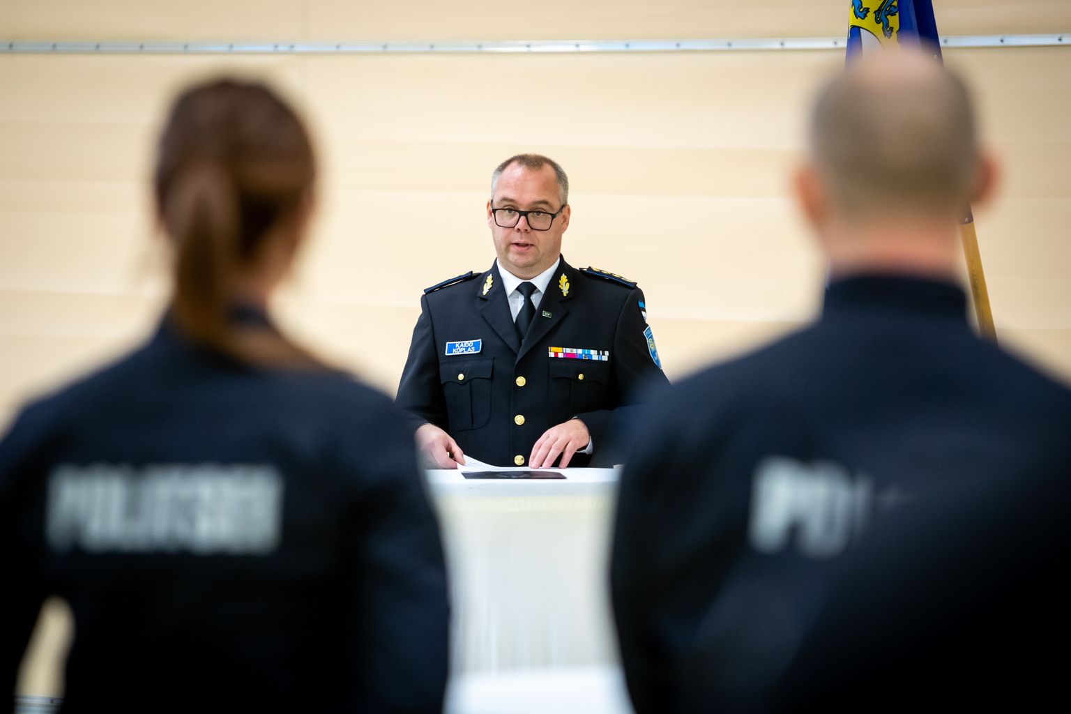 KAIDO KÕPLAS käis kolmapäeval Kuressaare politseijaoskonnas politsei 104. aastapäeva puhul tunnustusi jagamas.