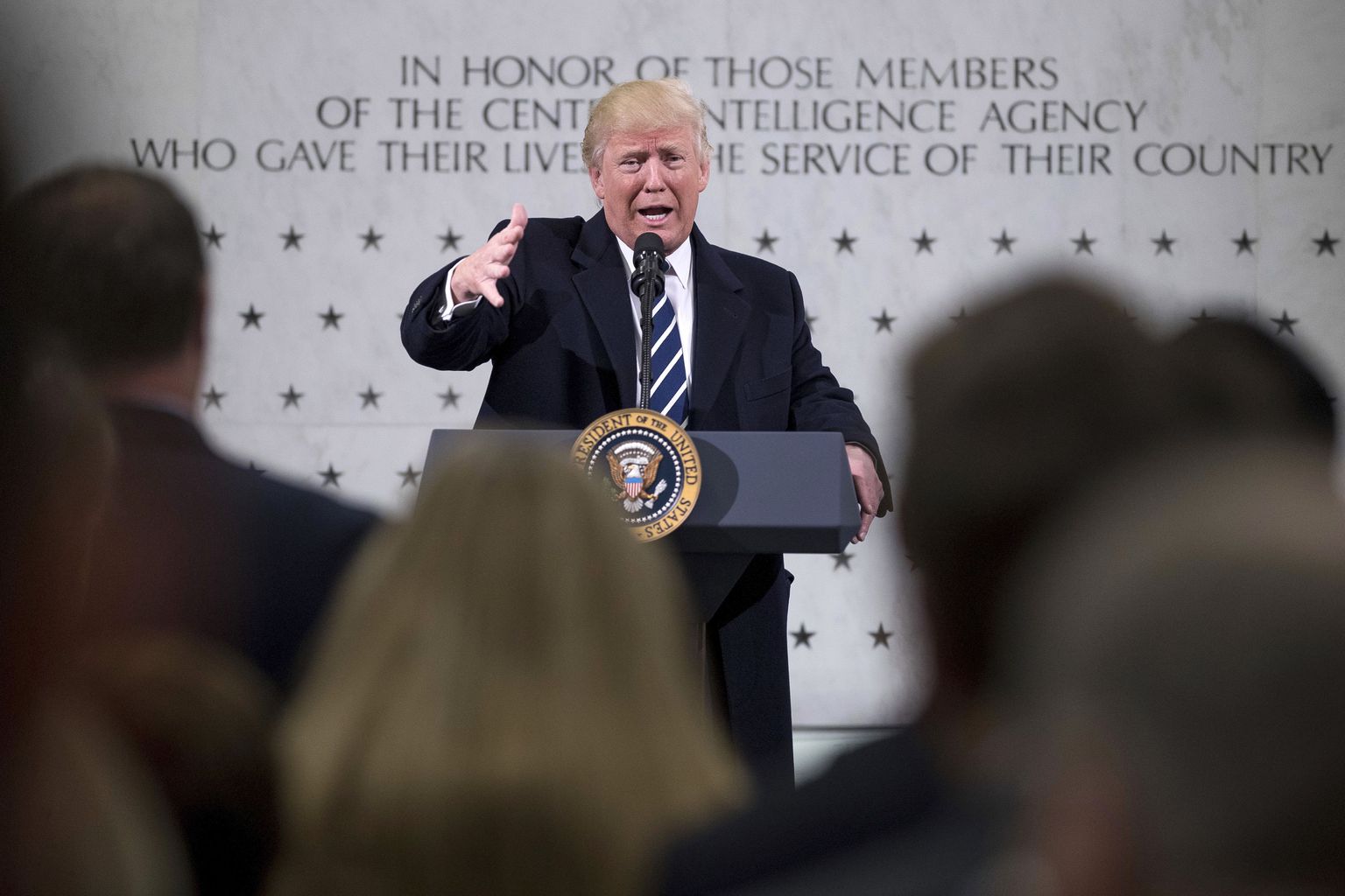 Donald Trump jaanuarikuus CIA peakorteris. Tol hetkel jagus tal vaid kiidusõnu.