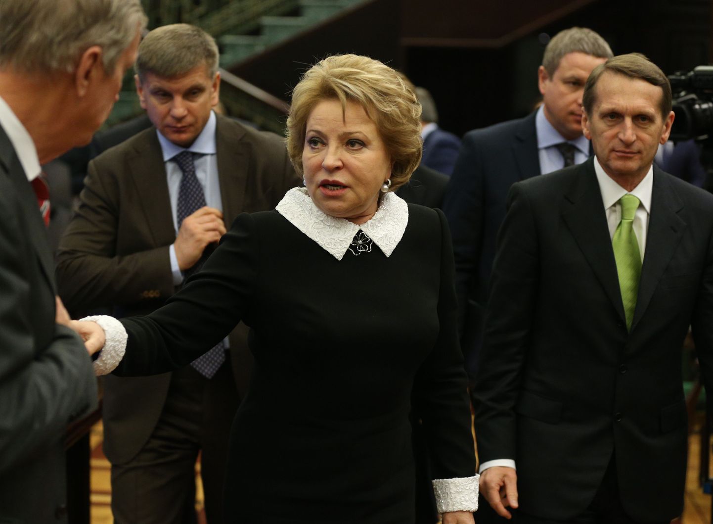 Esiplaanil Vene parlamendi ülemkoja spiiker Valentina Matvijenko. Tema vasakul käel seisab alamkoja spiiker Sergei Narõškin.