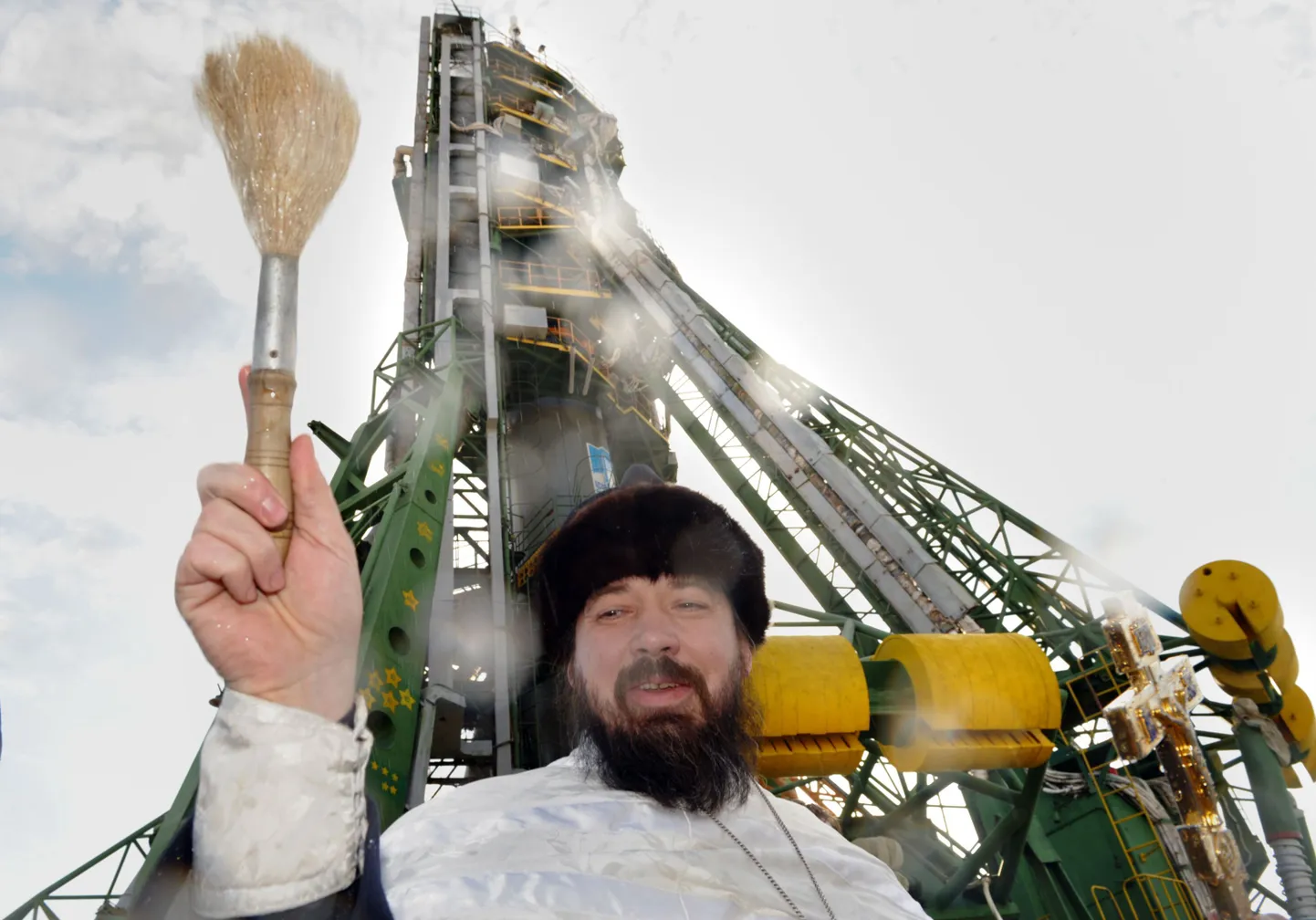 Православный священник благославляет космический корабль "Союз ТМА-17" перед запуском с космодрома Байконур.