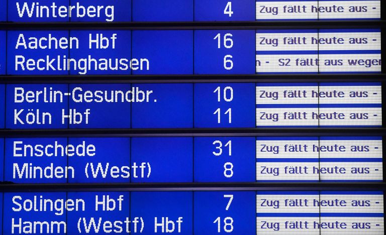 Tormi Ciara tõttu katkes Saksamaal mitmel pool rongiliiklus. Pildil reiside tabloo Dortmundi raudteejaamas.