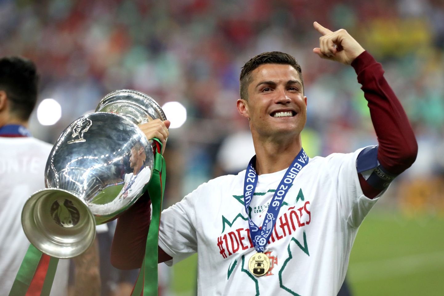 Cristiano Ronaldo tähistamas EMi võitu.