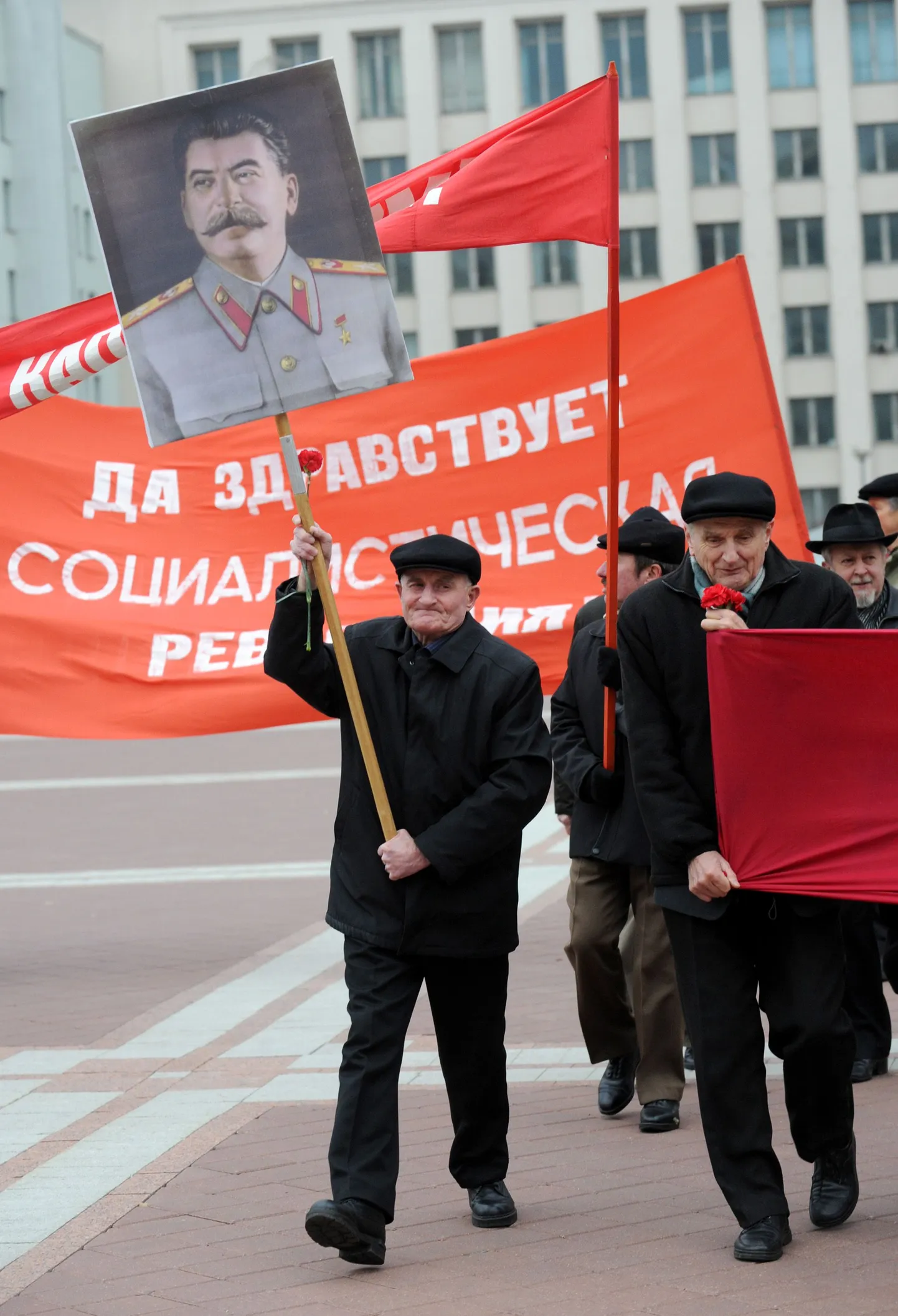 Valgevene kommunistide demonstratsioon Minskis novembris 2012. Esiplaanil Jossif Stalini portree.