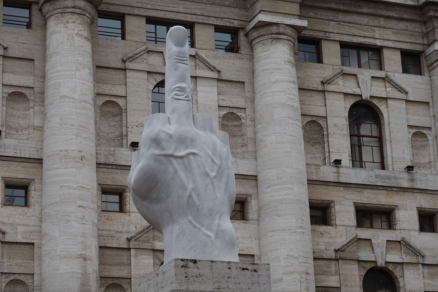 Maurizio Cattelani skulptuur «L.O.V.E.», kus neli tähte tähistavad itaalia keeles sõnu «vabadus», «vihkamine», «kättemaks» ja «igavik».