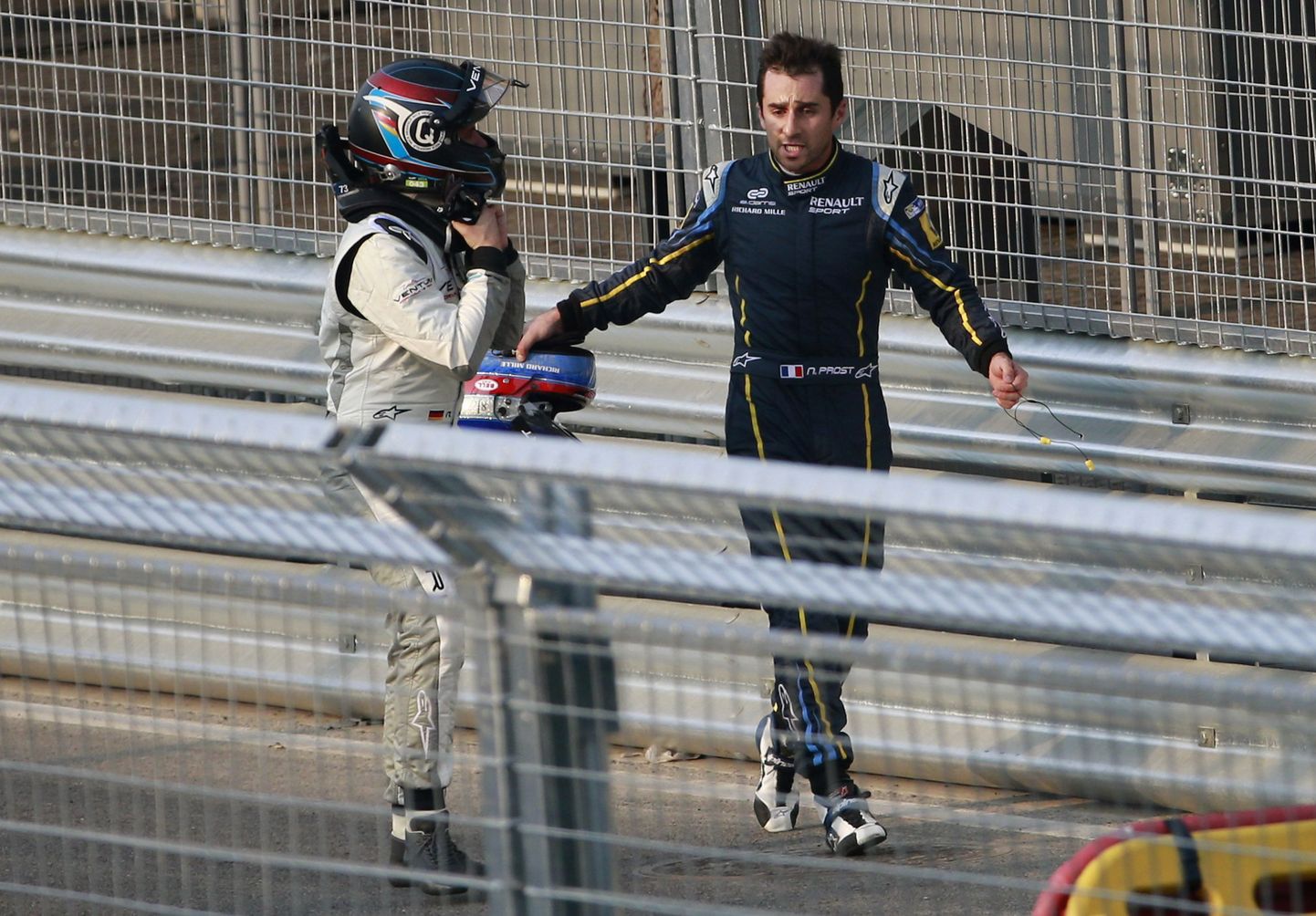 Nicolas Prost (paremal) ja Nick Heidfeld vaidlevad pärast karmi avariid.