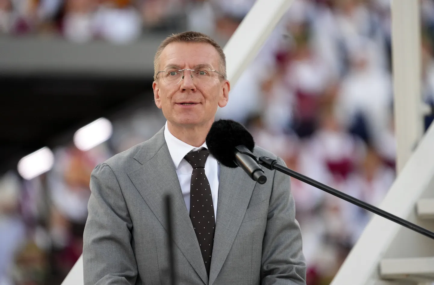 Valsts prezidents Edgars Rinkēvičs uzrunā klātesošos XXVII Vispārējo latviešu Dziesmu un XVII Deju svētku noslēguma koncertā "Kopā Augšup" Mežaparka Lielajā estrādē.