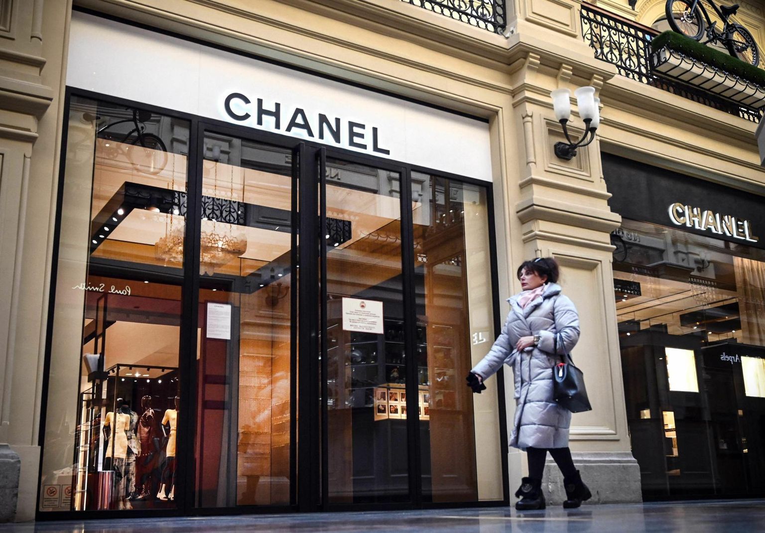 Naine kõnnib mööda Chaneli poest Moskvas, mis on suletud alates 2022. aasta märtsist. Lääne luksuslik elulaad jääb aina enam venelastele kättesaamatuks.
