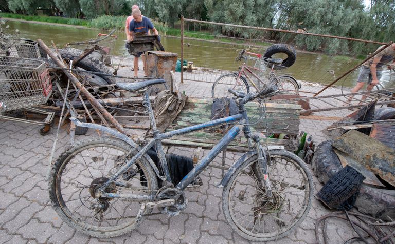 Varasematel aastatel on tuukrid Emajõest leidnud peamiselt jalgrattaid, ostukärusid ning rehve, aga ka hulga muud. Pildil 2018. aasta jõekoristus Sadamateatri juures.