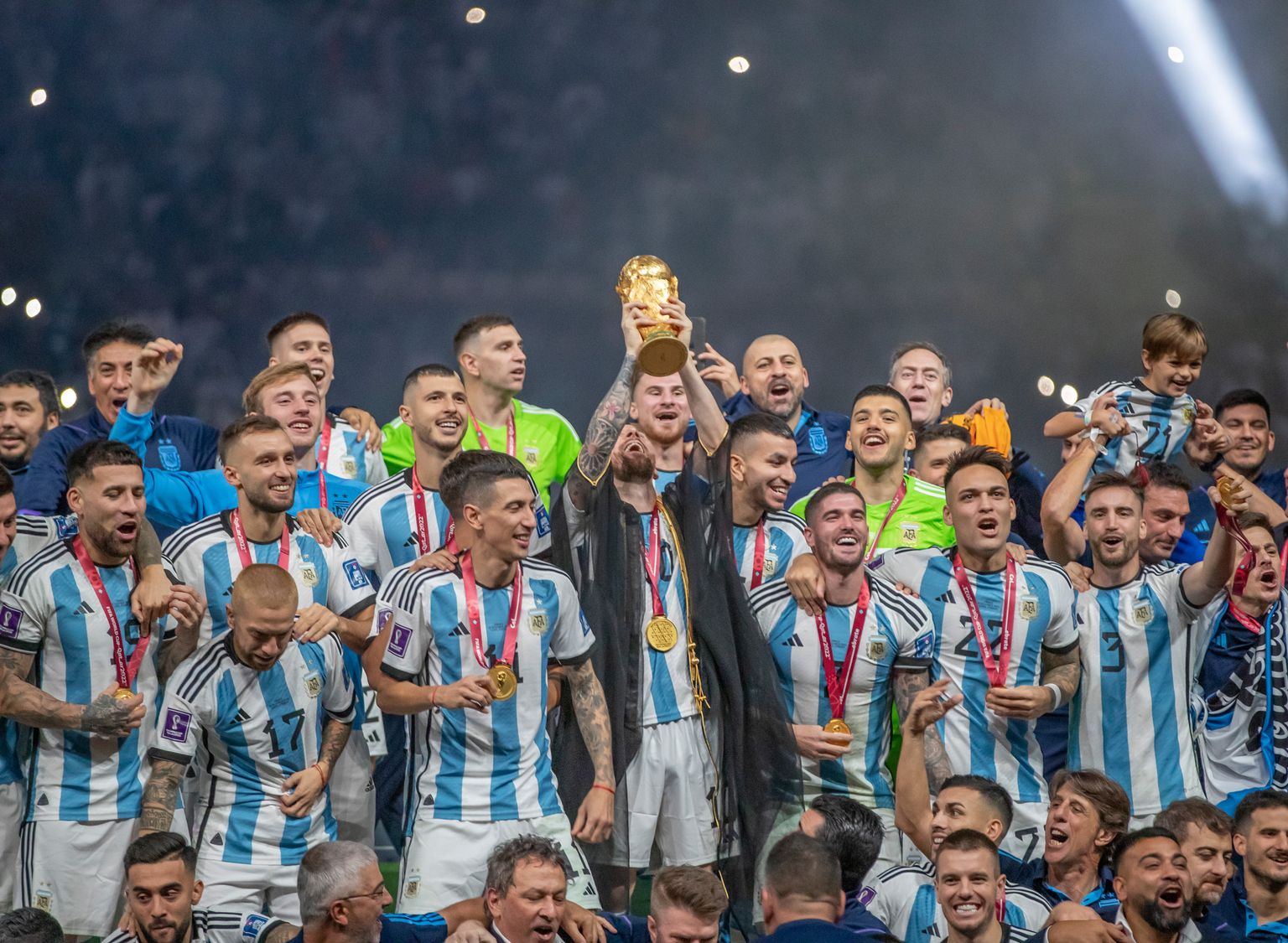 Argentina mängijad tähistamas maailmameistriks tulemist.