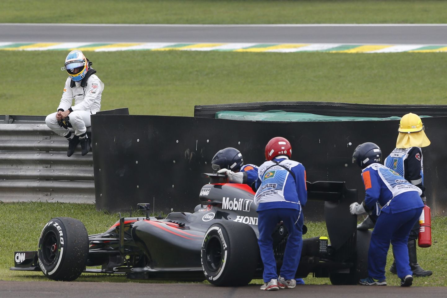 Fernando Alonso McLaren ütles Brasiilia etapi teisel vabatreeningul taas töölepingu üles.
