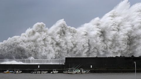 Pildid ja video: Jaapanis maabus riigi jaoks viimase 25 aasta tugevaim taifuun
