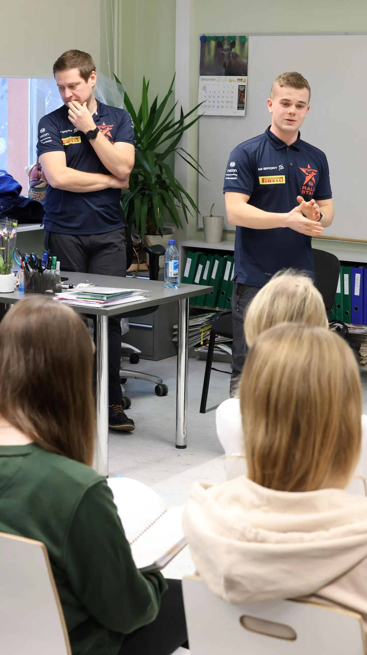 Siim Oja (vasakul) ja Romet Jürgenson rääkisid Kesklinna kooli õpilastele oma ralliteekonnast meeleldi, sest äkki innustab see kedagi rallisportlaste perega liituma, samas tuleb neile endalegi esinemiskogemus kasuks.