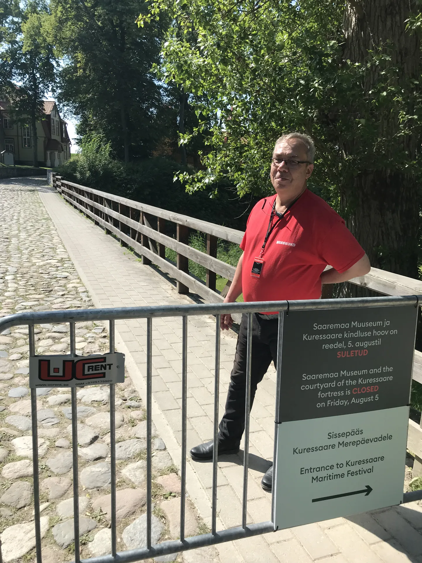 Punasärkidega mehed, kelle särgirinnal ilutses vaid märge "MEESKOND", ei tahtnud salakavalate muiete saatel sugugi reeta, millega on tegemist.