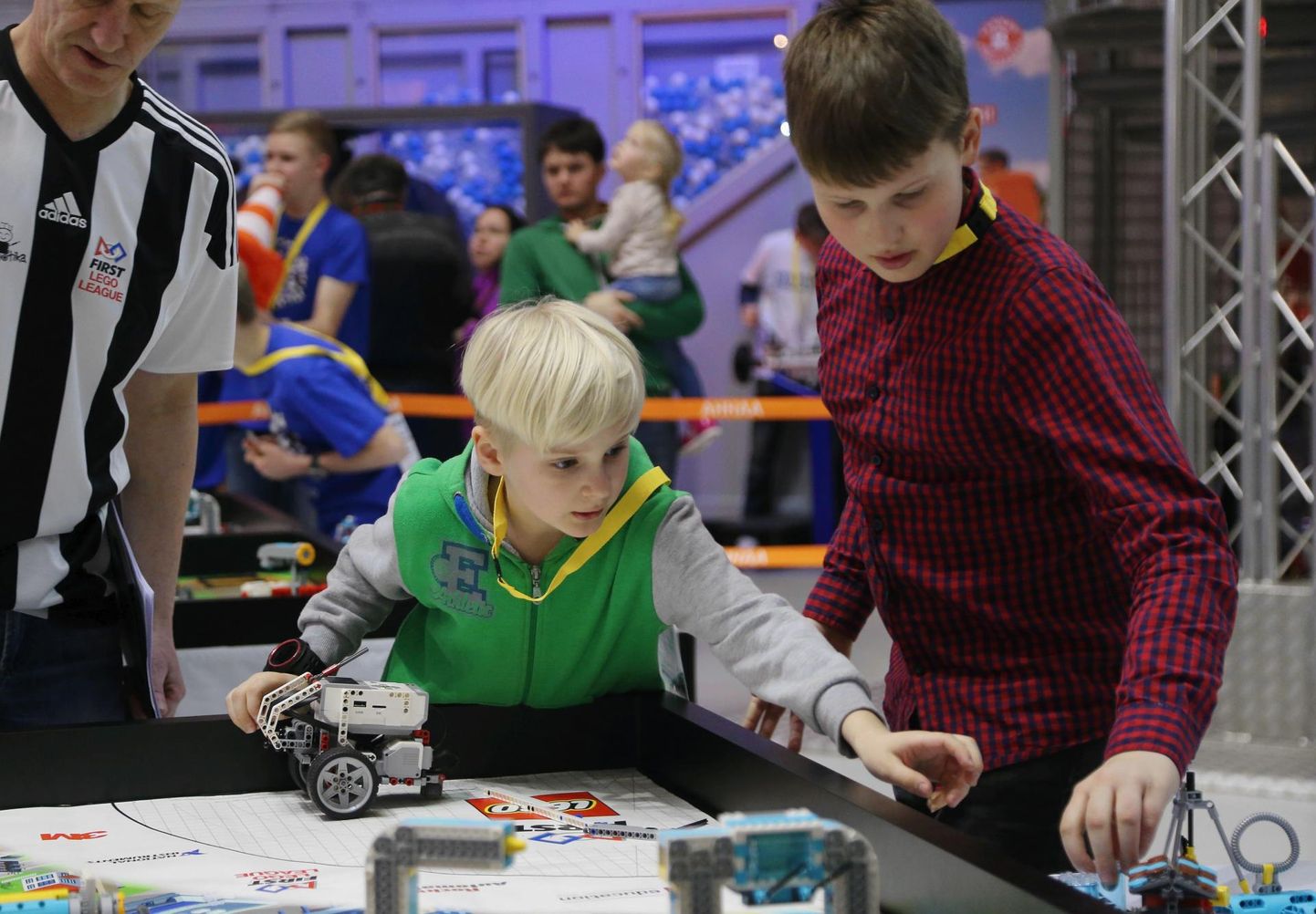 First Lego League`i robootikahuvilised noored võistlesid ka mullu Ahhaa keskuses.