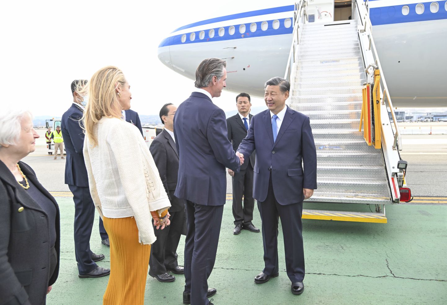 Hiina president Xi Jinping kohtumas San Fransiscos teda vastu võtma tulnud delegatsiooniga.