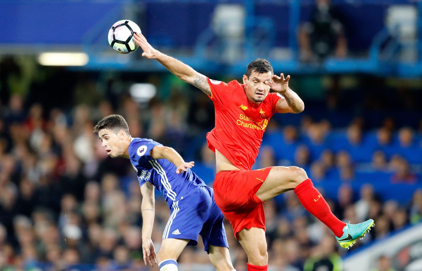 Liverpooli keskkaitsja Dejan Lovren (punases) mängus Chelsea vastu