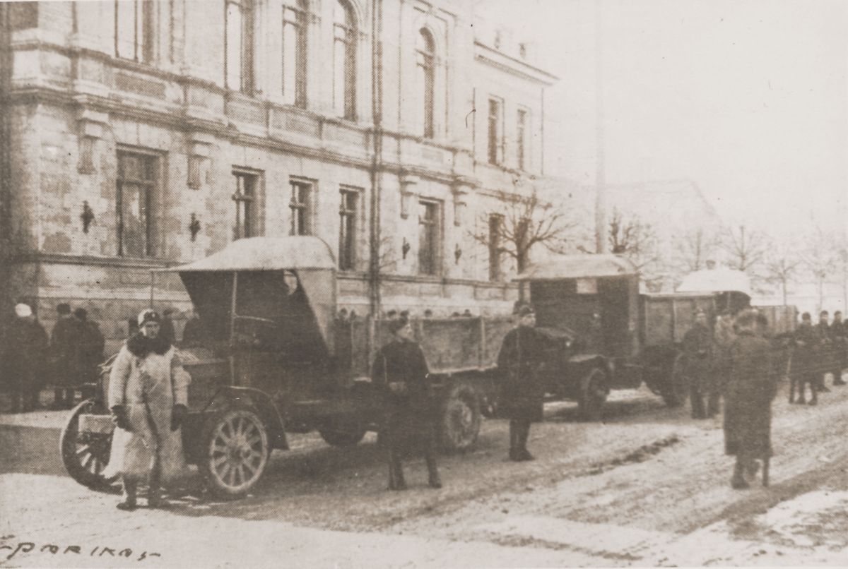 16. märts 1920. Esimene osa (6,2 tonni) Tartu rahulepingu alusel Eestile antud 15 miljonist kuldrublast on jõudnud Eesti Panga ette.