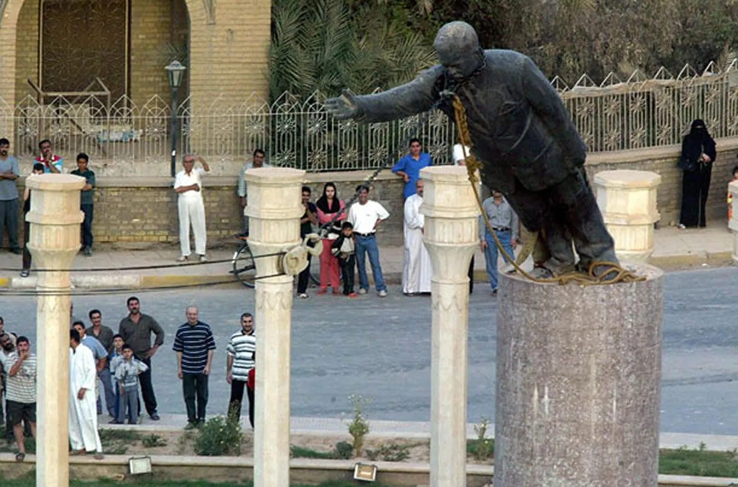 Снос памятника Саддаму Хусейну. 9 апреля 2003 года, когда американские войска вошли в Багдад, иракцы воспользовались удобным случаем и свергли с постамента скульптуру Саддама Хусейна на площади Фирдус в столице страны.