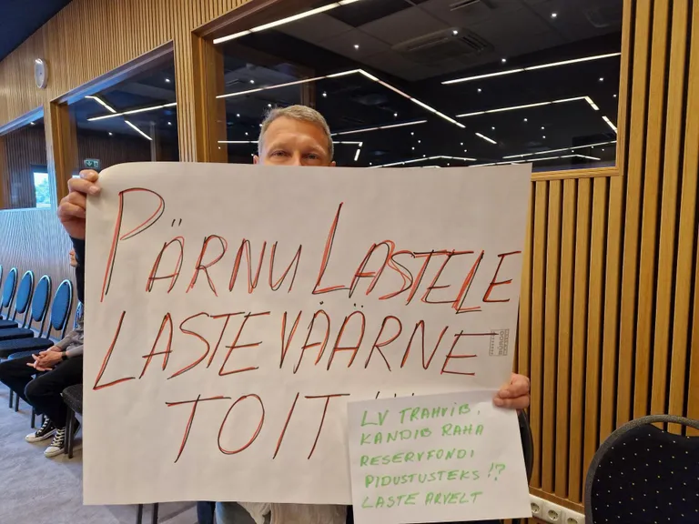 Üks vanemate esindajaist protestis volikogus plakatiga "Pärnu lastele lasteväärne toit" ja pisemal plakatil oli kirjas "LV (linnavalitsus, toim) trahvib, kandib raha reservfondi pidustusteks !? Laste arvelt".