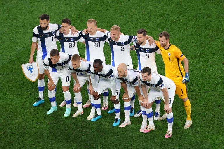 Soome jalgpallimeeskond enne matši Belgiaga.