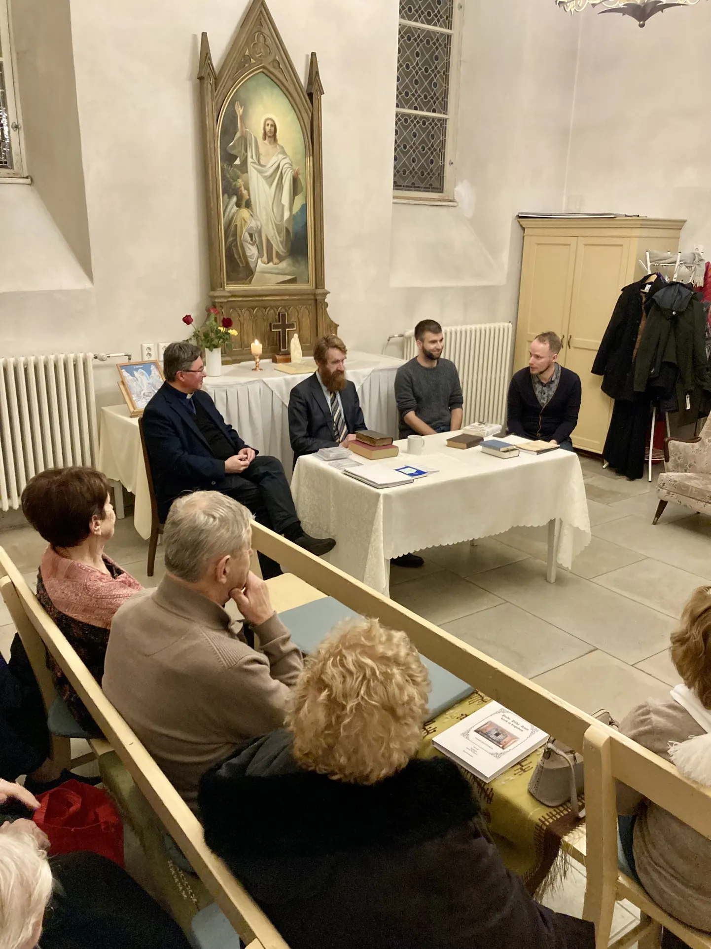 Vestlusõhtute sari „Kirik kogukonnas, kogukond kirikus“ toimub iga kuu Paide Püha Risti koguduse kirikus.