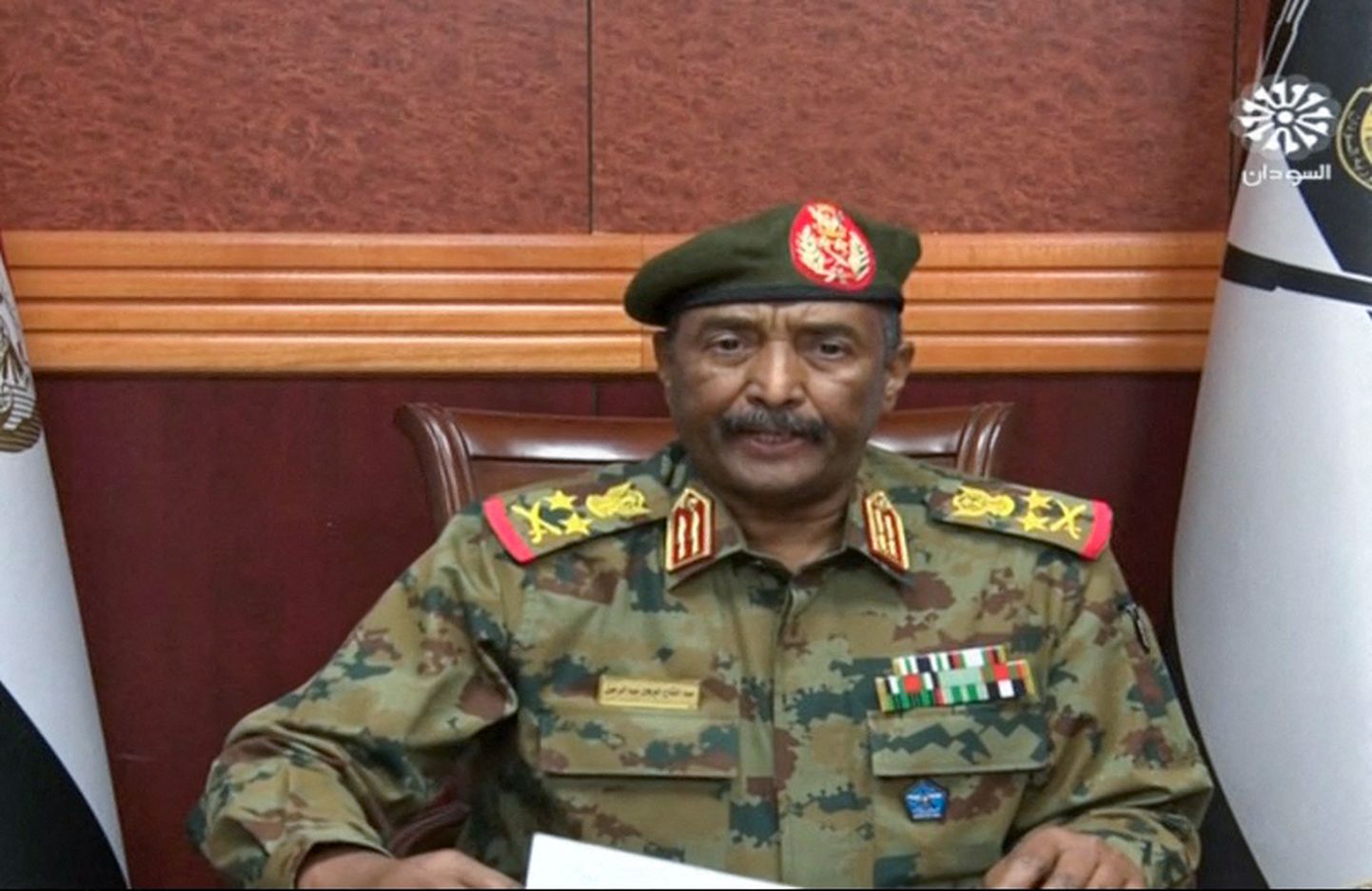 Kindral Abdel Fattah al-Burhan Sudaani rahva poole pöördumas.