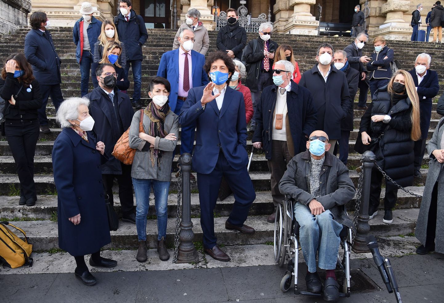 Luca Coscioni Ühenduse liikmed põhiseaduskohtu juures Roomas, kus toodi üle miljoni allkirja eutanaasia üle referendumi korraldamiseks.