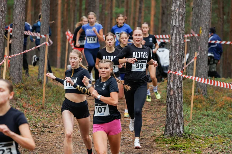 Jõulumäel lidus üle 300 sportlase.