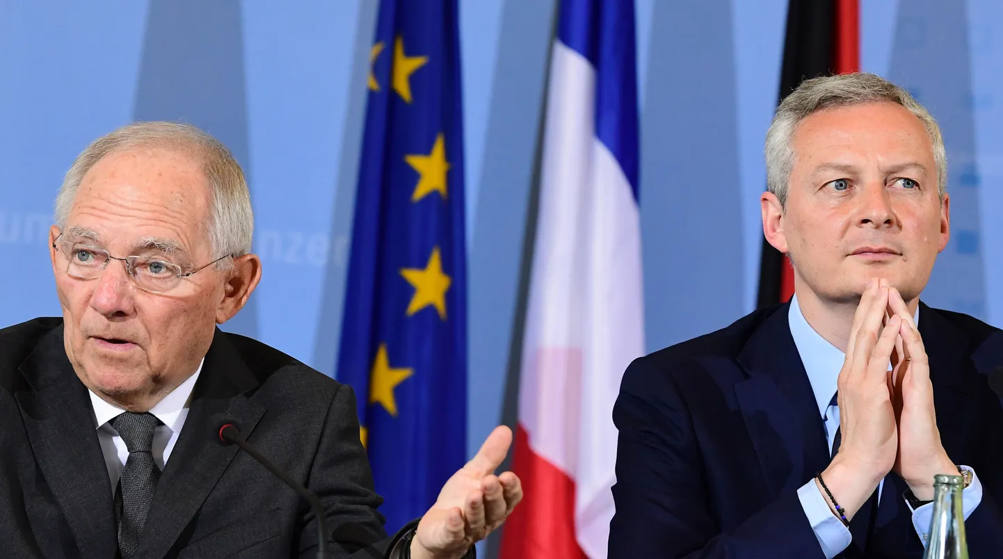 Saksa välisminister Wolfgang Schaeuble (vasakuk) ja tema Prantsuse kolleeg Bruno Le Maire täna Berliinis.