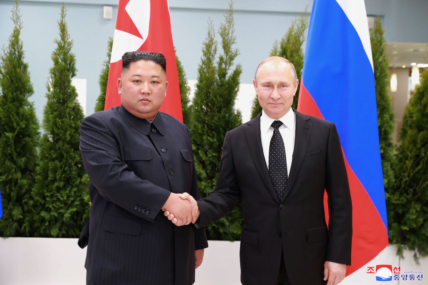 Vene president Vladimir Putin (paremal) ja Põhja-Korea liider Kim Jong-un 25. aprillil Vene Kaug-Idas Vladivostokis kohtumas.