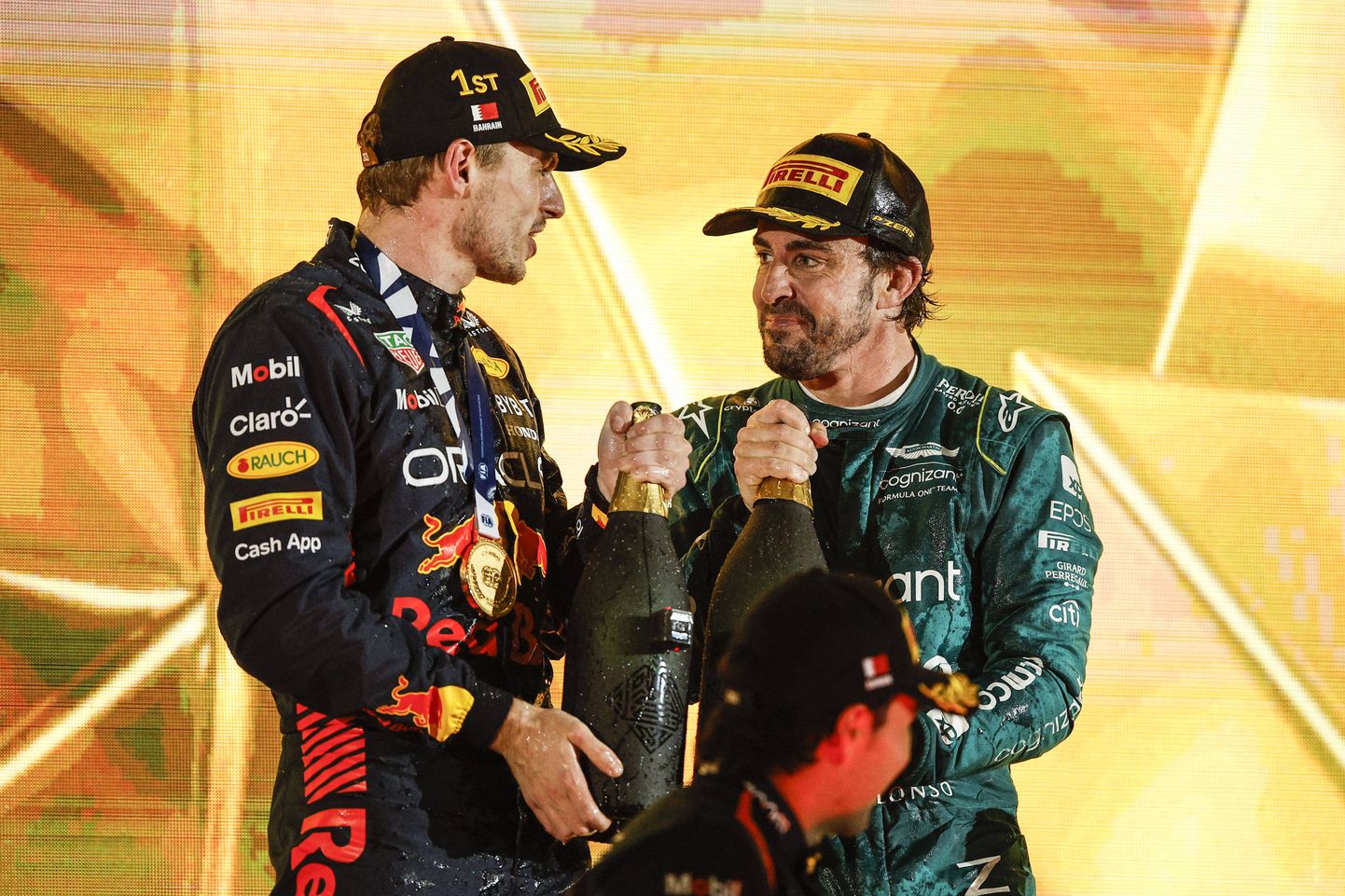 Max Verstappen (vasakul) ja Fernando Alonso.