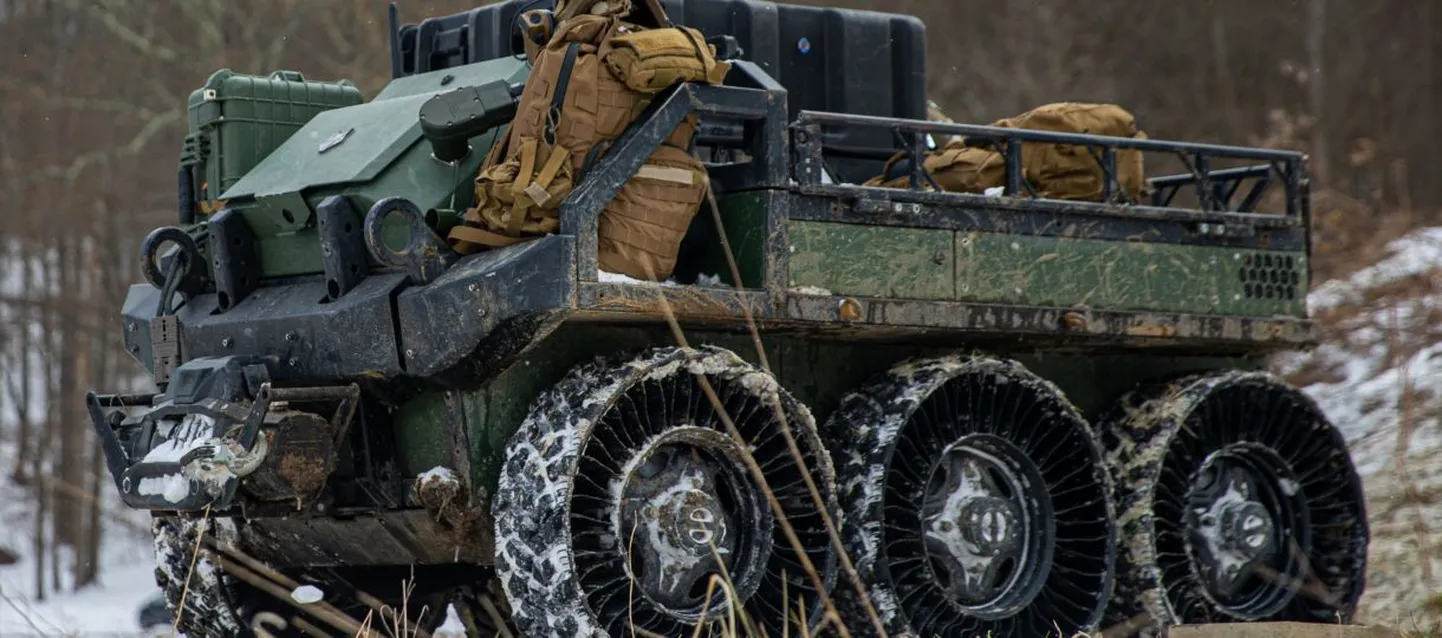 Just selline näeb välja USA armee tulevane mehitamata maismaasõiduk Hunter WOLF, mida saab eemalt juhtida või mis liigub iseseisvalt. See suudab tegutseda väga erinevates funktsioonides alates haavatute transpordist kuni mobiilse silla või kaugjuhitava õhutõrjerelvani.