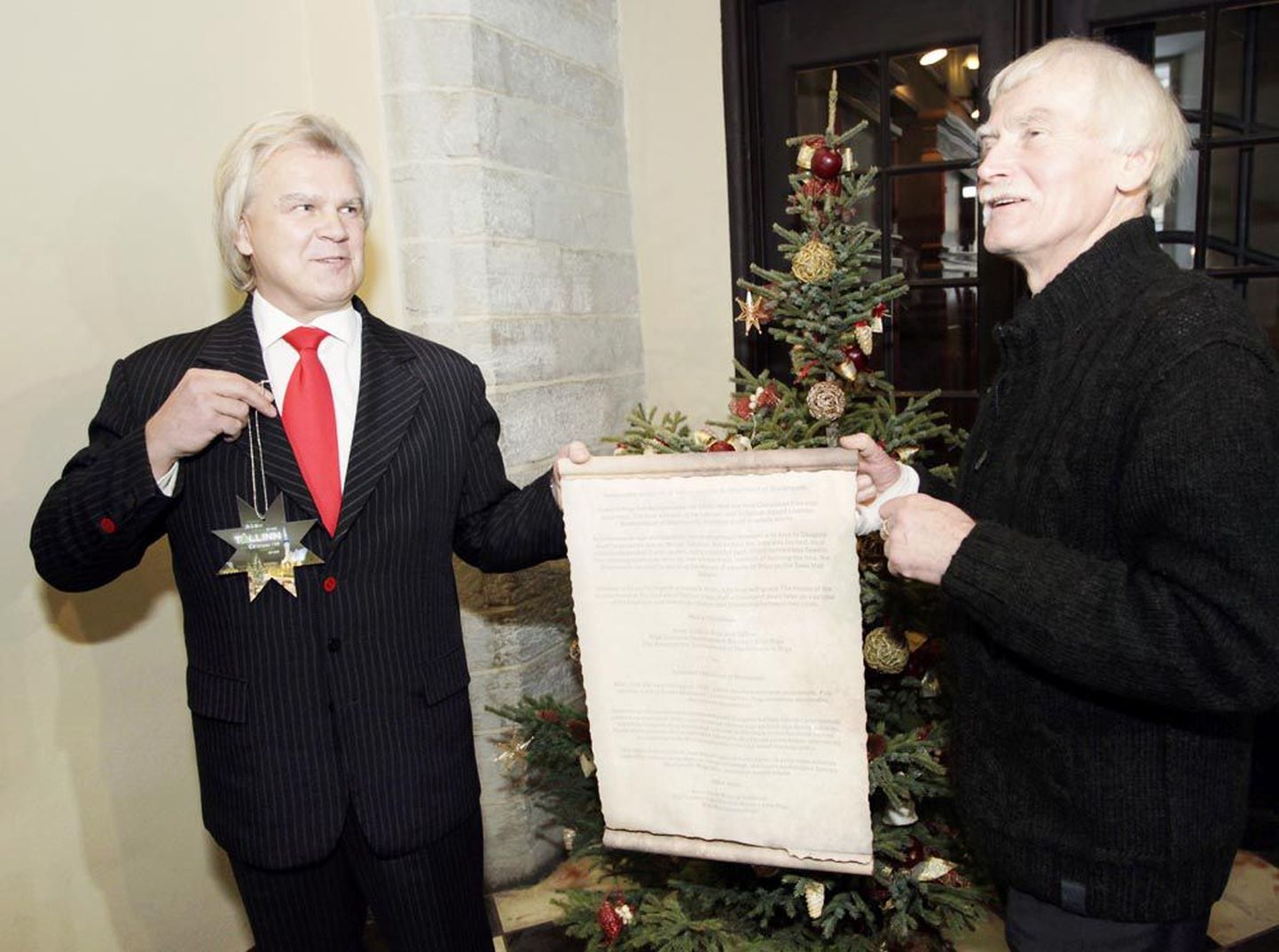 Известный историк Юри Куускемаа (справа) принимает от представителя Риги символическую елку.
