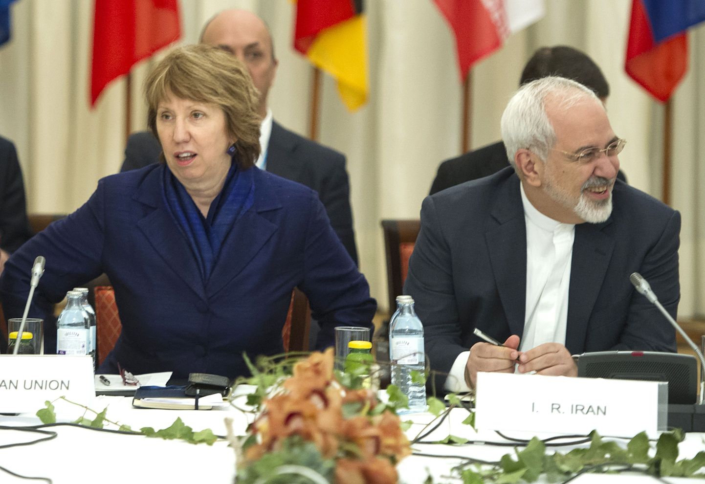 Iraani välisminister Mohammad Javad Zarif ja endine Euroopa Liidu välisasjade kõrge esindaja Catherine Ashton kõnelustelaua taga.
