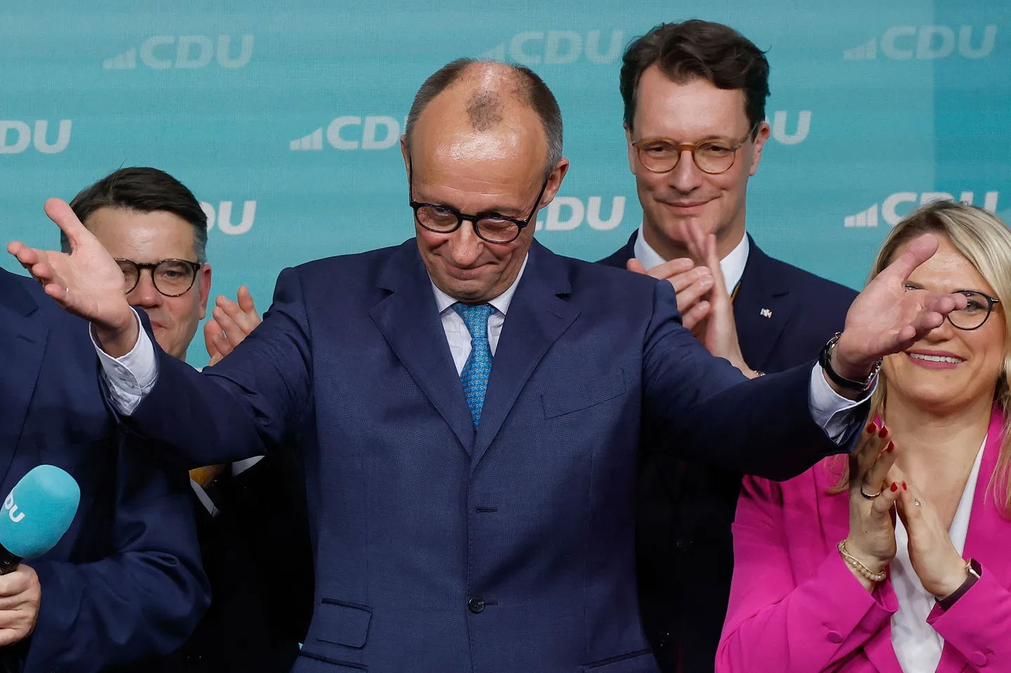 Valimised võitnud kristlike demokraatide (CDU) liider Friedrich Merz partei peakorteris pärast lävepakuküsitluste teatavakstegemist 23. veerbruaril 2025. aasatl.