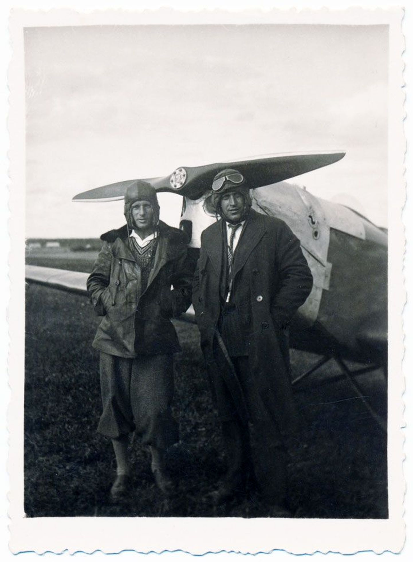 Insener Ulrich Brasche (vasakul) ning fotograaf ja skautmaster August Järvekülg viimase tehtud ülesvõttel Viljandi lennuväljal 8.06.1938.